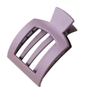 Detalle pinza de pelo morada mate, accesorio cuadrado plano minimalista y elegante para peinar.