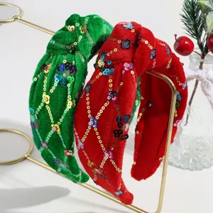 Close-up van rood en groen fluwelen geknoopte haarbanden met schitterende pailletten.