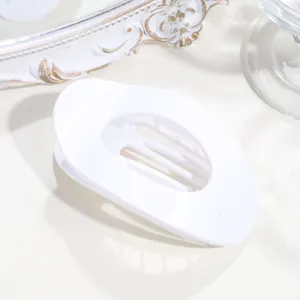 Minimalistische weiße flache ovale Haarklammer stilvolles Entenschnabel Haaraccessoire eleganter Stil.