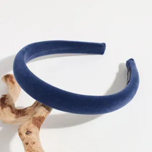 Donkerblauwe fluwelen brede haarband detail, zachte haarhoepel voor elegante dagelijkse look.