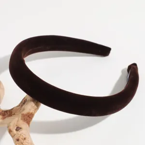 Detailopname van de brede donkerbruine fluwelen haarband, zachte textuur en luxe uitstraling.