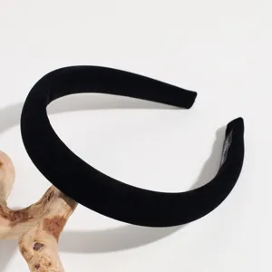 Klassieke zwarte fluwelen haarband, zachte gevoerde haarhoepel, elegant effen haaraccessoire.