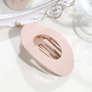 Minimalistische rosa flache ovale Haarklammer, schickes Haaraccessoire für schicke Frisuren.