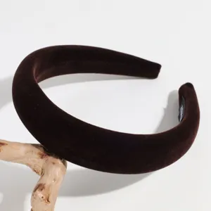 Donkerbruine fluwelen brede haarband detail, zachte gevoerde haarhoepel met hoog kroon ontwerp.