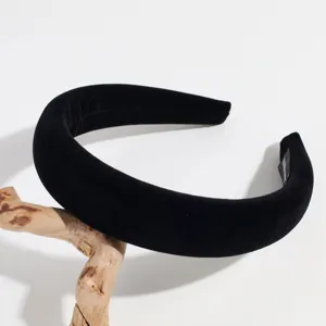 Detailopname van de zwarte fluwelen haarband, zachte textuur, elegant haaraccessoire.