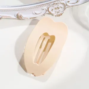 Dettaglio ravvicinato di una pinza per capelli ovale a cuore, ideale per chignon eleganti.