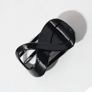 Detalle de pinza para el pelo negra de infinito, diseño minimalista elegante y cómodo.