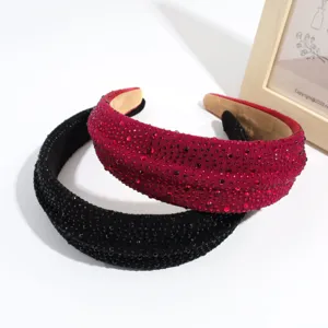 Conjunto de diademas con pedrería exquisitas, aros de terciopelo para fiestas elegantes.
