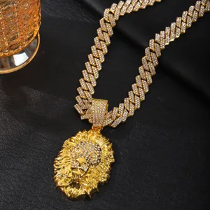 Gros plan détaillé d'un collier pendentif tête de lion dorée avec chaîne cubaine.