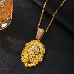 Gros plan détaillé d'un collier pendentif tête de lion doré style hip-hop pour homme tendance.