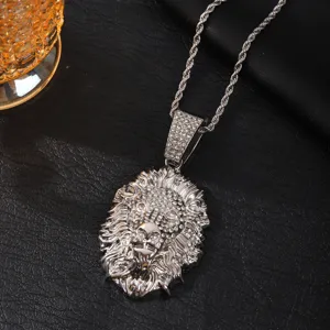 Gros plan detaille d'un collier pendentif tete de lion strass hip-hop argente tendance.