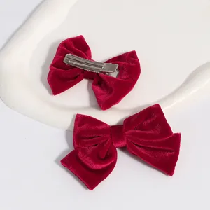 Vista detallada de pinza para el cabello con lazo de terciopelo rojo, accesorio dulce