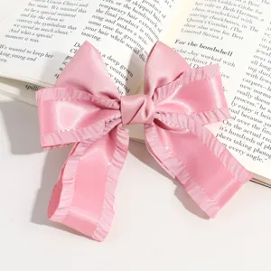 Dulce pinza de pelo con lazo de satén rosa y volantes, accesorio de cabello elegante para mujer.