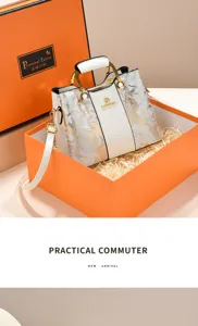 Elegante weiße und goldene Wolkenmuster Handtasche mit Metallgriff und praktischem Schultergurt.