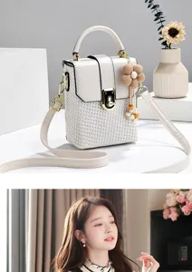 Chique geweven mini crossbody tas met metalen slot en schattige bloemenhanger voor damesmode.