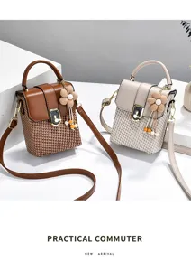 Gedetailleerde weergave van stijlvolle mini crossbody tas met strotextuur en metalen slot.