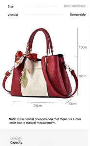 Elegante rood witte handtas met bloemeninpressie, zijden sjaal en grote capaciteit tas.