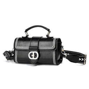 Zwarte oliewas leren handtas voor dames, stijlvolle crossbody tas met brede riem en strass.