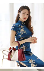 Elegante dames handtas met in reliëf gemaakte patroon en zijden sjaal, stijlvolle schoudertas.