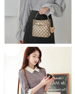 Sac seau à poignée supérieure à motif carreaux chic avec serrure métal et pendentif ours.