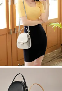 Vista dettagliata di una mini borsa elegante con tracolla e texture chic per tutti i giorni.