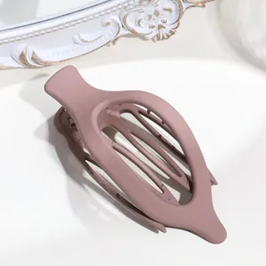 Molla per capelli opaca color malva in dettaglio, design ovale per acconciature.