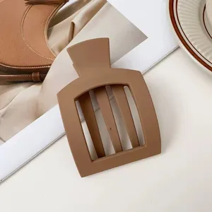 Pinza de pelo marrón lisa, elegante accesorio cuadrado para el peinado diario.