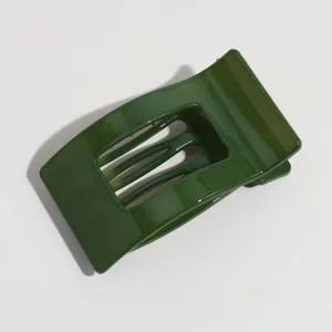 Dunkelgrüne quadratische Haarklammer Detailaufnahme, minimalistisches Haaraccessoire.