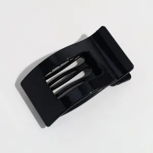 Nahaufnahme eines glatten, schwarzen rechteckigen Haarkralle-Clips mit modernem flachem Design.