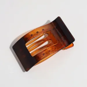 Nahaufnahme einer stilvollen braunen Schildpatt flachen quadratischen Haarklammer für elegantes Styling.