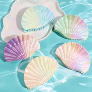 Stupendi mollettoni per capelli a forma di conchiglia iridescenti con finitura perlata sfumata.