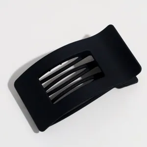 Schwarze matte quadratische Haarklammer minimalistischer eleganter Haargummi Detailansicht