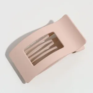 Minimalistische matte rosa quadratische Haarklammer Detailansicht, elegantes Accessoire.
