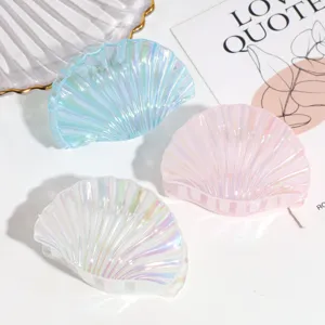 Primo piano dettaglio della pinza capelli a conchiglia iridescente, stile sirena accessorio.