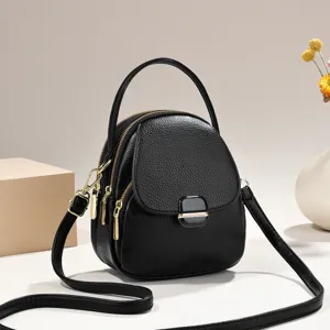 Elegante borsa a mano e tracolla mini nera minimalista con zip e manico superiore.