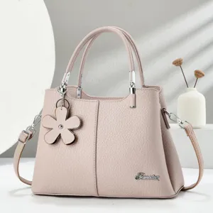 Borsa a mano in pelle PU con motivo litchi rosa con ciondolo floreale e dettagli argentati.