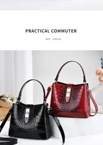 Vue détaillée du sac à seau brillant en motif crocodile avec fermoir métallique élégant.