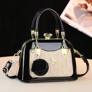 Borsa a mano in pelle verniciata nera con chiusura strass, elegante borsa a spalla da donna.