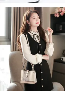 Sac seau élégant à motif crocodile dégradé avec fermeture métallique pour femmes.