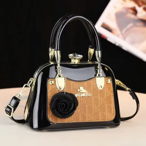 Primo piano dettagliato della borsa in pelle verniciata nera monogrammata con elegante ciondolo floreale.