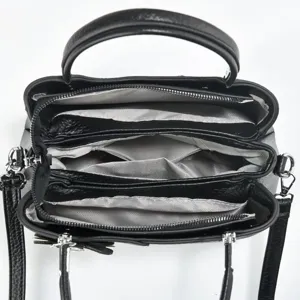 Borsa a mano da donna nera dettaglio interno che mostra compartimenti organizzati e fodera.