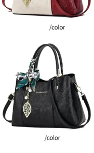 Gepersonaliseerde handtas detailweergave, grote shopper met stijlvolle sjaal en bladanger.