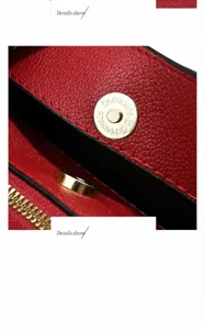 Rode embossed handtas magnetische sluiting hardware detail close-up met fijne textuur.