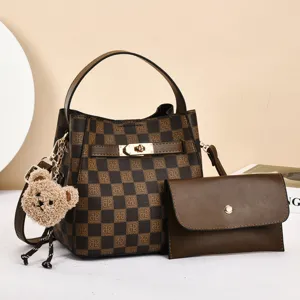 Sac seau à carreaux marron classique avec pochette assortie et charm d'ours mignon pour femme