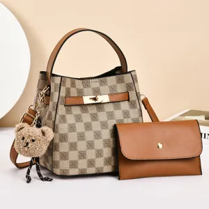 Sac seau monogramme classique avec pochette assortie et charmant pendentif ours pour femmes.