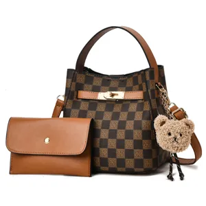 Ensemble sac seau à carreaux classique avec portefeuille et pendentif ours pour femmes chic style.