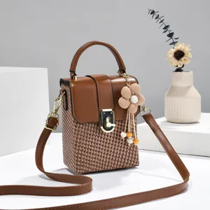 Bruine mini box schoudertas met handvat, geweven textuur en retro metalen slot voor dames.