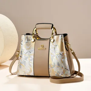 Chice Handtasche mit traditionellem Wolken-Brocademuster und eleganten Metallbeschlägen.
