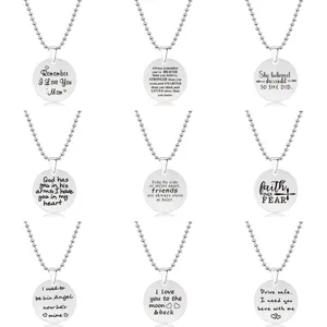 Roestvrijstalen ronde hanger ketting met inspirerende citaten, mode-sieraden detailweergave.