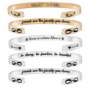 Bracelet manchette ouvert en acier inoxydable avec citations et symboles de mode gravés.